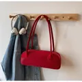 Bolso baguette retro rojo con tiras finas y acabado brillante muy elegante - Burdeos