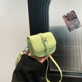 Μίνι τσάντα χιαστί σε πράσινο lime με γυαλιστερή υφή και ασημί μεταλλική αγκράφα - Πράσινο