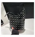 Schwarze Shopper-Tasche aus Lackleder mit silbernen Metallnieten und Schultergurt - Schwarz