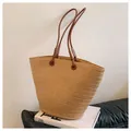 Große beige geflochtene Stroh-Tasche mit braunen Griffen für lässiges Sommer-Pendeln - Khaki