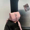Rosa Mini-Satteltasche aus Lackleder mit Metallschnalle und schmalem Schultergurt - Rosa