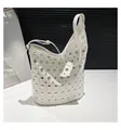 Weiße Bucket Bag aus Leder mit silbernen Nieten und elegantem Tragegriff - Weiß