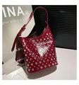 Dunkelrote Hobo-Tasche aus Lackleder mit silbernen Metallnieten und breitem Schultergurt - Rot