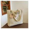 Beige geweven strooien draagtas met witte driehoekige patch en bruine pluche hanger - Eén maat / Broken Wit