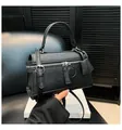 Modische schwarze Handtasche aus strukturiertem Leder mit zwei Reißverschlüssen - Schwarz