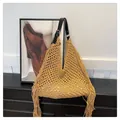 Detalle de bolso tote amarillo tejido a mano con flecos largos y correa de cuero negro - Talla única / Caqui