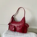 Dunkelrote Vintage-Umhängetasche mit mehreren Taschen, Silberbeschlägen und verstellbarem Gurt - Rot