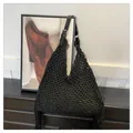 Detalle del bolso tote de ganchillo negro con flecos y correa de cuero ajustable - Talla única / Negro