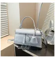 Silberne Handtasche mit Kreuzstruktur im rechteckigen Box-Design und Schultergurt - Blau