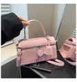 Rosafarbene Henkeltasche aus Saffiano-Leder mit silbernen Reißverschlüssen und Riemen - Rosa