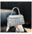 Silberne Handtasche aus strukturiertem PU-Leder mit verstellbarem Gurt und Anhänger - Silber