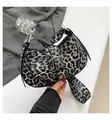 Dettaglio della borsa a tracolla leopardata vintage con fibbia argentata e cinturino - Grigio