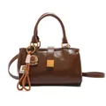 Bolso de mano marrón oscuro de piel sintética con hebilla dorada y colgante tejido - Talla Única (Con Colgante) / Marrón