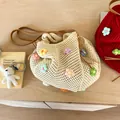 Handgefertigte beige Häkeltasche mit bunten Blumenstickereien und Lederriemen - Weiß