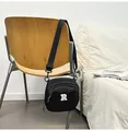 Μαύρη νάιλον τσάντα χιαστί με γράμμα R και ρυθμιζόμενο ιμάντα σε casual street στυλ - Μαύρο