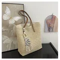 Beige Stroh-Stofftasche mit braunen Ledergriffen und blauem Auge-Quastenanhänger - Gebrochenes Weiß