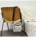 Μίνιμαλ λευκή νάιλον τσάντα χιαστί με μαύρο λουράκι και κεντημένο γράμμα R σχέδιο - Λευκό