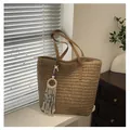 Stroh-Stoffbeutel in Beige mit braunen Tragegriffen und blauem Evil Eye Quastenanhänger - Khaki