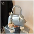 Bolso chic de cuero PU plateado con letras en relieve y un lindo colgante de osito - Talla única / Plateado