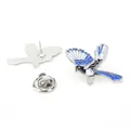 Encantador broche de esmalte de urraca en azul y blanco con reverso de metal plateado - Estilo Urraca Voladora (A00056)