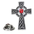 Broche Croix Celtique argentée avec émail noir, nœuds celtiques et strass rouge central - Nœud Celtique Pierre Rouge Croix (A00130)