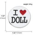 Detail der runden Emaille-Anstecknadel mit 2,6 cm Durchmesser und I Love Doll Aufschrift - Runder I Love Doll Stil (A00145)