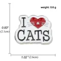 Nahaufnahme der I Love Cats Emaille-Anstecknadel mit rotem Herz und Metalldetails - Katzenkopf Herz I Love Cats Stil (A00146)