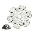 Broche flocon de neige argentée avec émail blanc et fermoir papillon en métal - Flocon de neige blanc avec bord argenté(A00432·)
