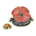 Rote Emaille Mohnblume Brosche mit Lest We Forget Band und goldener Schmetterlingsschließe - Lest We Forget Gedenkmohn Stil (A00415)