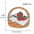 Broche chat en émail mignon dans un panier avec fraises, taille 2,7x2,8 cm, poids 5,7 g - Style Chat dans le Panier (A00326)