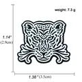 Geometrische Emaille-Brosche in Leopard-Optik mit schwarz-weißen Streifen und Maßen - Leopard (A00369)