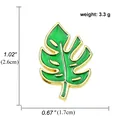 Detailansicht der Monstera-Blatt Emaille-Anstecknadel mit Goldrand und Maßen - Monstera-Blatt-Stil (A00166)