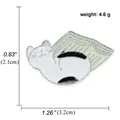 Broche chat en émail avec chaton noir et blanc endormi et design de rideau jaune - Style Chat Allongé (A00328)
