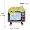 Pin's en émail dessin animé avec chat jaune dormant sur un badge télé vintage - Style Chat sur TV (A00329)