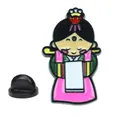 Cartoon-Emaille-Anstecknadel in rosa-grünem Hanbok mit einem Gummiverschluss hinten - Hanbok Mädchen (A00439)