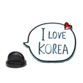 Cartoon Emaille Anstecknadel mit 'I LOVE KOREA' Text, rotem Herz und Gummiverschluss - I Love Korea Sprechblase (A00440)