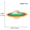 Kleurrijke Saturnus planeet emaille speld met gouden afwerking en breedte van 2,8 cm - A00204.