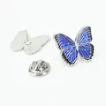 Broche de mariposa en esmalte azul con base de plata y purpurina sobre fondo blanco - Mariposa (A00057)