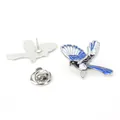 Detalle de broche de urraca en esmalte azul con aleación de zinc y cierre de mariposa - Urraca (A00056)