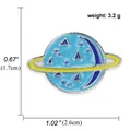 Pin's planète émaillée bleue avec anneau jaune et dimensions de 2,6 cm sur 1,7 cm - Saturne Bleu Ciel (A00201)