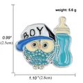 Broche chouette en émail avec biberon bleu et chapeau, mesurant 2,8 par 2,5 centimètres - A00236