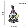 Broche chouette magicien en émail avec dimensions 2,8cm x 1,5cm sur blanc - A00237