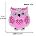 Broche chouette en émail rose avec détail cœur et ailes pailletées, 2,5 x 2,2 cm - A00238