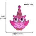 Broche hibou rose avec chapeau de fête et grands yeux en finition émaillée - Style de Hibou Chapeau de Fête (A00239)