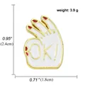 Spilla gesto della mano OK in smalto bianco placcata oro con misure di peso - Stile Gesto OK Bianco (A00162)