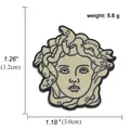 Medusa Schlangenkopf Brosche gelbe Emaille Abmessungen 3,2 cm hoch und 3,0 cm breit - Medusa Porträt (A00977) / Beigegrau