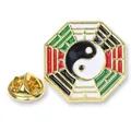 Retro-Ba-Gua-Taiji-Emaille-Brosche aus vergoldetem Metall mit grünen und roten Akzenten - Goldener Oktogonaler Bunter Bagua Stil (A00100)