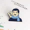 Primo piano di una spilla artistica in smalto con il ritratto del maestro Lu Xun - Lu Xun