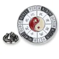 Runde Metall-Brosche mit Yin-Yang-Bagua-Motiv, chinesischen Schriftzeichen und Schmetterlingsverschluss - Weiß-Roter Tai Chi Himmelsstämme Stil (A00101)