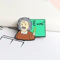Dettaglio della spilla smaltata Albert Einstein con formula E=mc2 su sfondo verde - Einstein